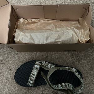 TEVA FLATFORM UNIVERSAL IREDESCENCE OLIVE PLATFORM SANDAL